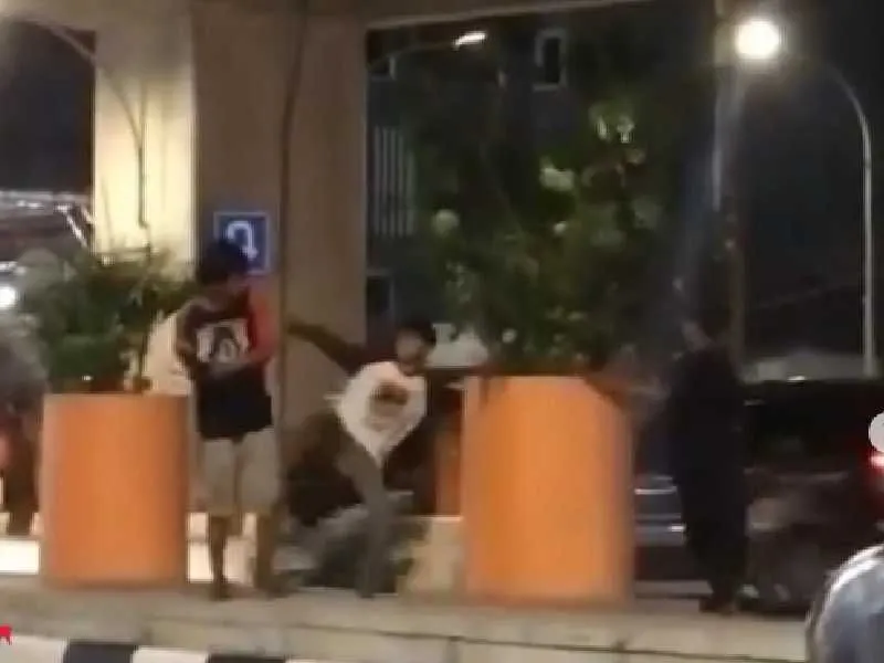 Dua Pemuda Terekam Bully ODGJ, Ditendang Sampai Tersungkur