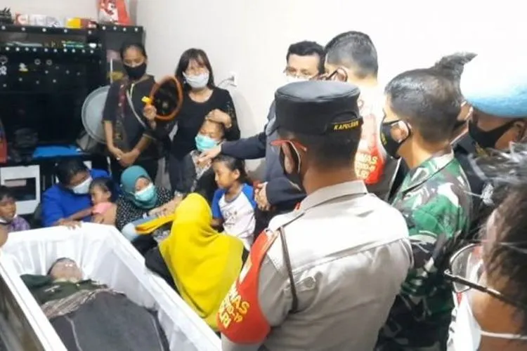 Jenazah prajurit Kostrad TNI AD, Pratu Martinus Kardo Rizky Sinurat, yang jadi korban penembakan oknum polisi Bripka CS di Kafe RM Cengkareng, tiba di rumah duka di Perumahan Taman Cisoka Indah, Kabupaten Tangerang, Kamis (25/2/2021). [Ist]