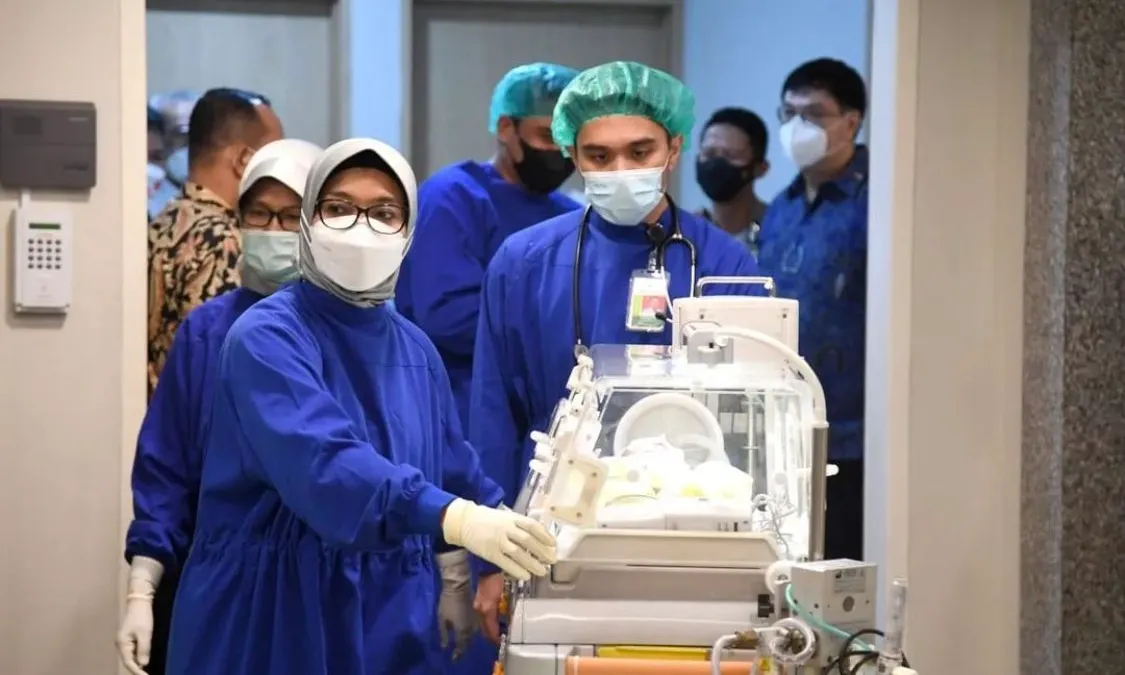 Tim dokter membantu prosesi kelahiran cucu kelima Presiden RI Jokowi dan Iriana.