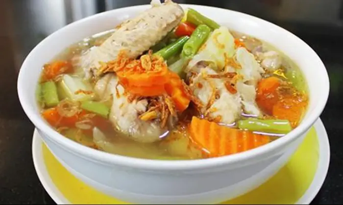 Ilustrasi cara bikin sop ayam homemade.