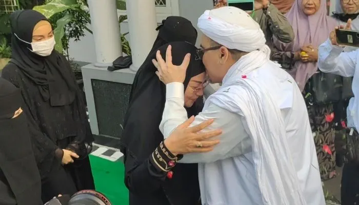 Habib Rizieq Shihab, disambut sang istri setelah dinyatakan bebas dari tahanan