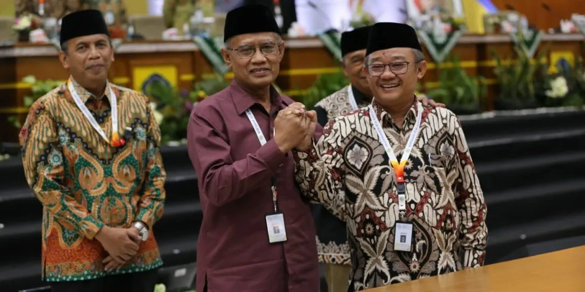 Ketua Umum PP Muhammadiyah Haedar Nashir (tengah) dan Sekretaris Umum (Sekum) Abdul Mu'ti (kanan)