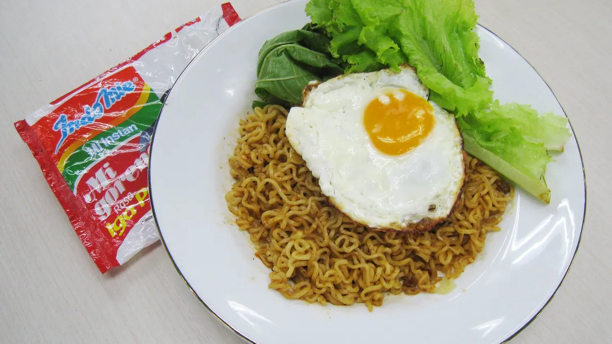 Mie instan yang banyak digemari oleh masyarakat