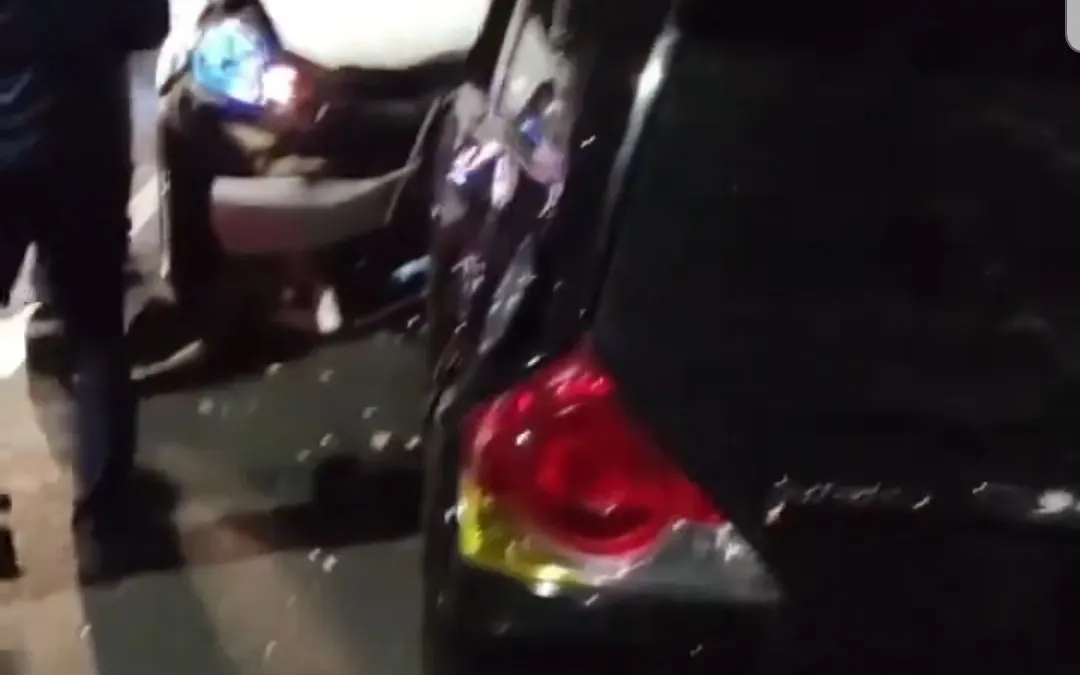 Warga yang geram langsung mengerubungi mobil Brio hitam yang dikemudikan oleh DN.