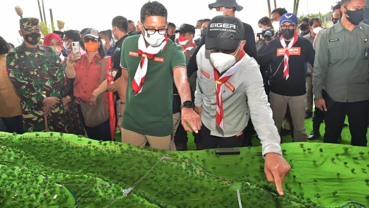 Menteri Pariwisata dan Ekonomi Kreatif Sandiaga Salahuddin Uno saat meninjau ke lokasi calon pembangunan Ekowisata Alam Eiger Adventure Land di Desa Sukagalih, Kecamatan Megamendung, Kabupaten Bogor. (Dok Pemkab Bogor)