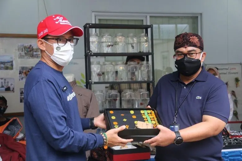 Menteri Pariwisata dan Ekonomi Kreatif, Sandiaga Salahuddin Uno (kiri) 