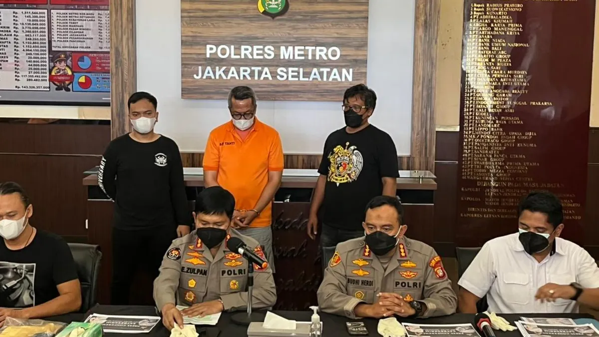 &nbsp;Kepsen : Tersangka RPB diamankan oleh petugas kepolisian Polres Metro Jakarta Selatan. 
