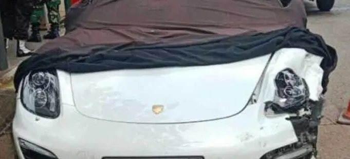 Kondisi mobil mewah Porche usai tabrakan.
