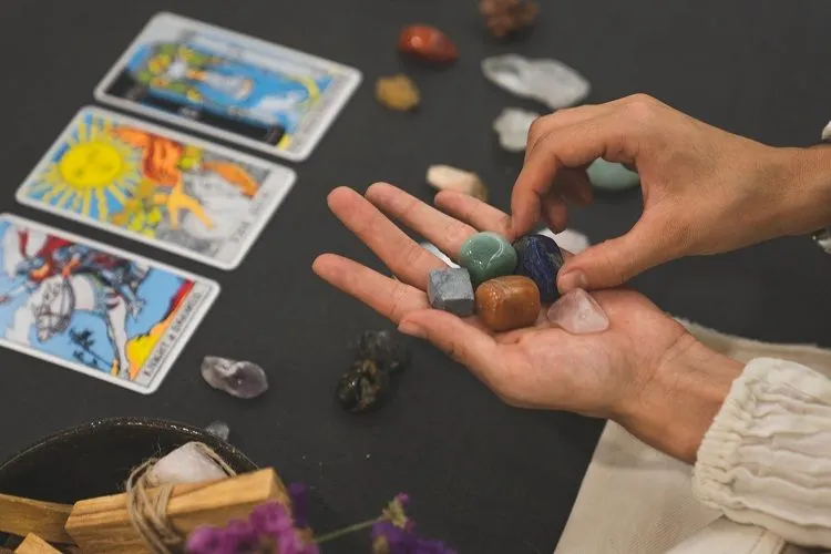 Ramalan Tarot Besok Jumat 2 September 2022: Cancer Menegakkan Keadilan, Capricorn Dilanda Ketakutan