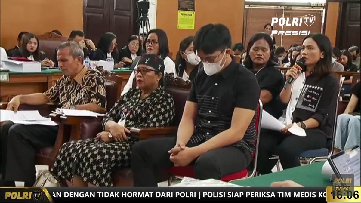 Momen Adik Brigadir J Tenangkan Sang Ibu yang Tak Bisa Tahan Tangis dan Amarah saat Kuat Maruf Minta Maaf