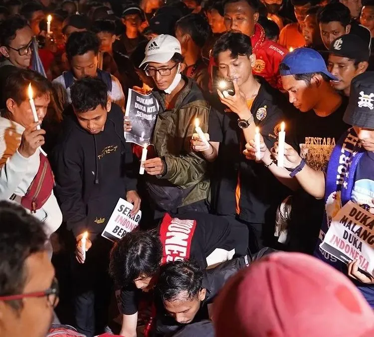 Tragedi Kanjuruhan, Gabungan Suporter Sepak Bola Indonesia Gelar Aksi Nyalakan Lilin dan Doa Bersama: Jangan Sampai Terjadi Lagi (Instagram @pengamatsepakbola)