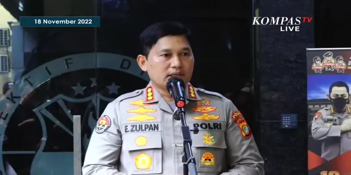 Konferensi Pers Kombes E. Zulpan terkait Misteri Kematian Keluarga di Kalideres (live streaming Youtube Kompas TV)