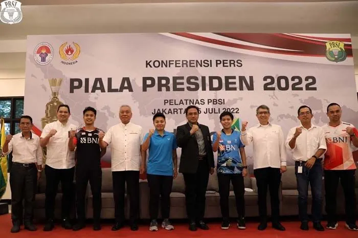 Ketua Umum PBSI, Agung Firman Sampurna (tengah) bersama perwakilan pebulutangkis, pelatih serta sponsor saat konferensi pers pembukaan Piala Presiden bulutangkis.