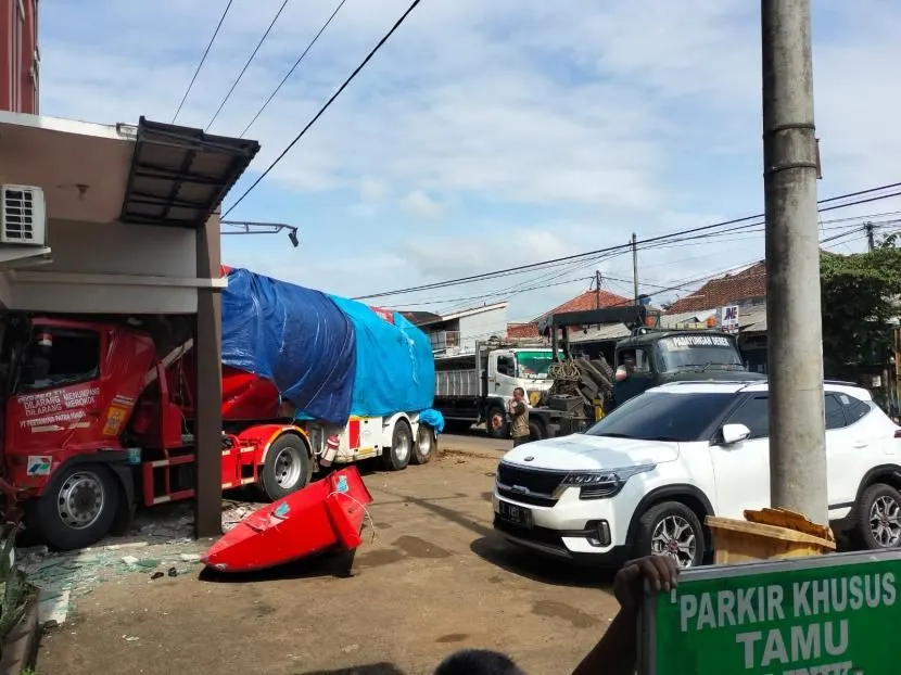 Kendaraan truk Pertamina mengalami kecelakaan hingga menabrak salah satu klinik pada Senin, 14 November 2022.