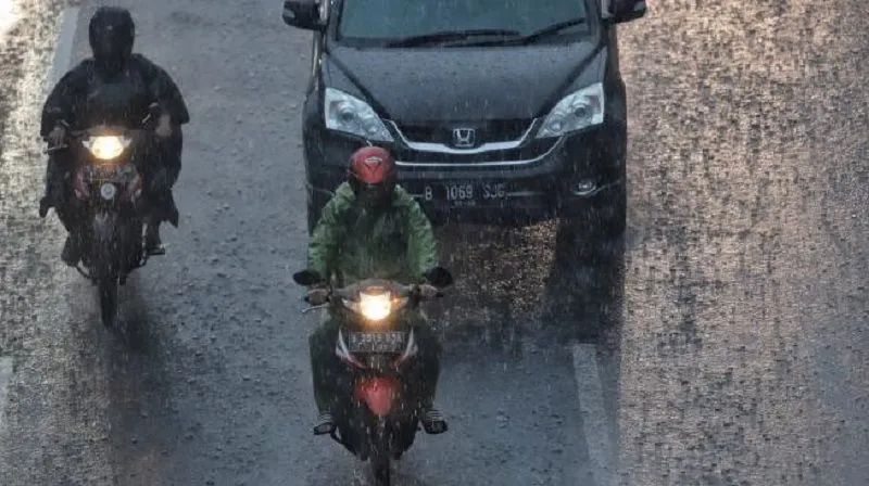 Cara Bersihkan Helm Basah, Risiko Saat Berkendara di Musim Hujan, Anti Bau Apek!