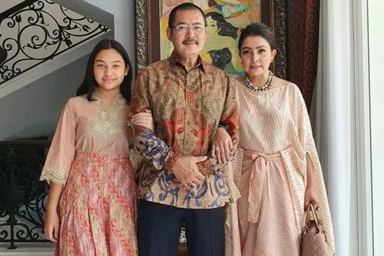 Bambang Trihatmodjo bersama Mayangsari dan putrinya, Khiran. [Instagram]