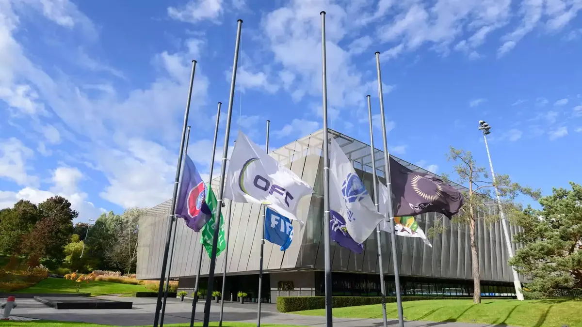 Bendera setengah tiang di markas besar FIFA sebagai bentuk penghormatan kepada korban Tragedi Kanjuruhan.