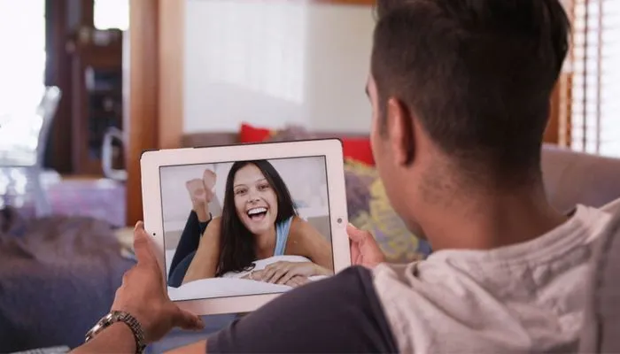 Tingkah pasangan LDR saat rindu berat