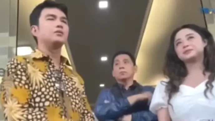 Dewi Perssik ditemani Aldi Taher saat melanjutkan pemeriksaan di Polres Metro Jakarta Selatan.