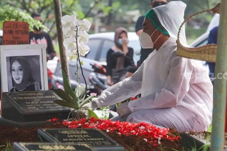 Suami mendiang Presenter Rina Gunawan, Teddy Syah berdoa di atas pusara sang istri saat prosesi pemakaman di TPU Tanah Kusir, Jakarta Selatan, Rabu (3/3/2021). [Suara.com/Alfian Winanto]