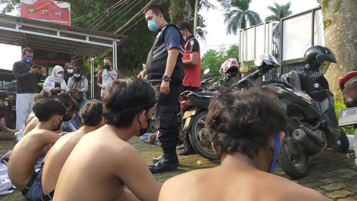 Petugas kepolisian saat mengamankan belasan pelajar di Polsek Bogor Barat (Dok Polisi)
