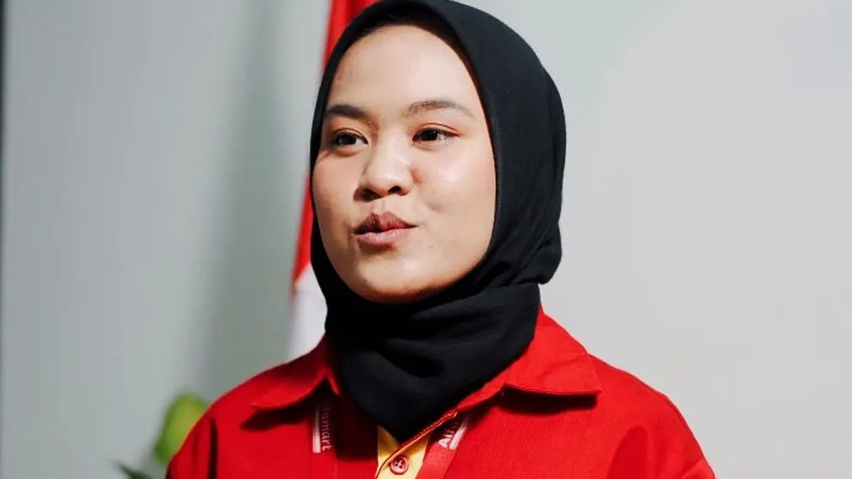 Amelia pegawai Alfamart diberikan kenaikan jabatan.