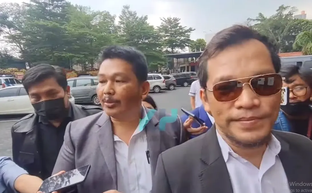 Tim Kuasa hukum Rizky Billar saat tiba di Polres Metro Jakarta Selatan.