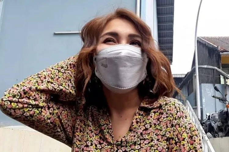 Pedangdut Ayu Ting Ting saat ditemui di kawasan Kapten P Tendean, Jakarta Selatan, Senin (8/2/2021). [Suara.com/Yuli]