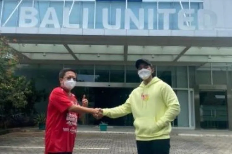 Kaesang Pangarep saat bertemu dengan pemilik Bali United, Pieter Tanuri. (Twitter/@kaesangp)