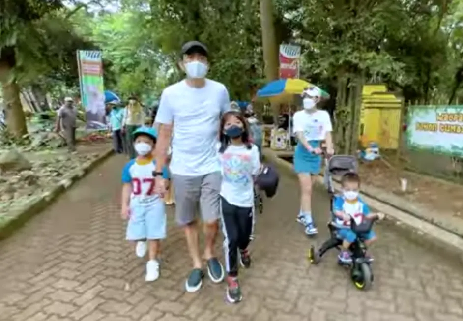 Another Days In Paradise Keluarga Regi Datau – Ayu Dewi di Taman Margasatwa Ragunan