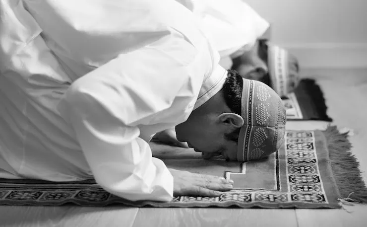 Ilustrasi khutbah Jumat singkat untuk 26 Agustus 2022 tentang ikhlas beribadah.