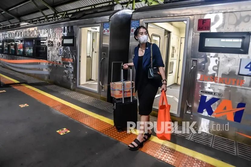 Penumpang kereta Argo Lawu berjalan keluar dari gerbong saat tiba di Stasiun Gambir, Jakarta, Senin (17/5/2021). Penerapan prokes ketat tetap diberlakukan oleh KAI Daop 1 Jakarta.