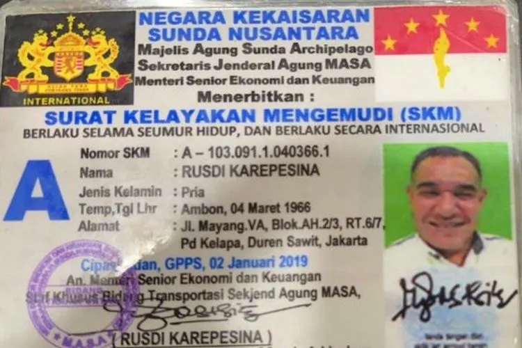 Pengemudi mobil Mitsubishi Pajero Sport bernama Rusdi Karepesina memakai plat nomor palsu SN 45 RSD ditilang polisi di Gerbang Tol Cawang, Jakarta Timur, Rabu (5/5/2021). Kepada polisi dia mengaku warga warga Negara Kekaisaran Sunda Nusantara. (Dok. Ist)