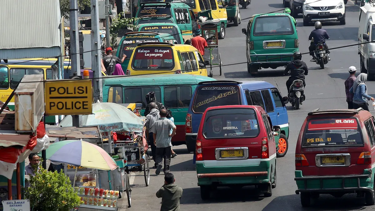 Dishub DKI Jakarta terapkan aturan duduk di angkutan umum