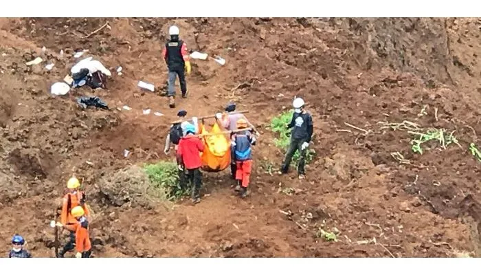Evakuasi salah satu korban tewas, dalam rombongan guru TK 