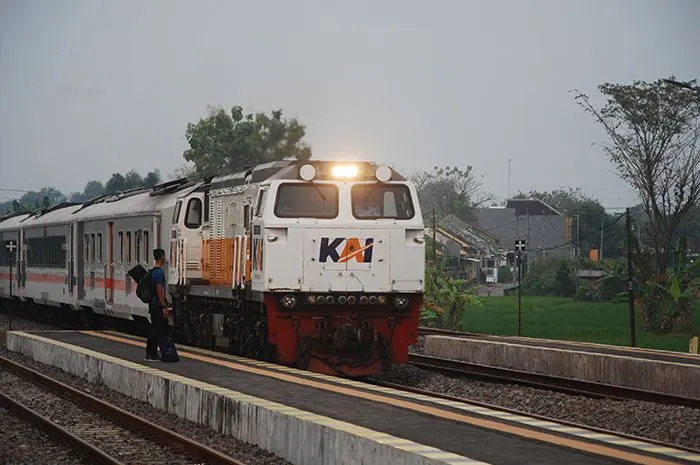 PT Kereta Api Indonesia (KAI) mewajibkan pelanggan KA Jarak Jauh yang belum mendapatkan vaksinasi ketiga (booster) wajib menunjukkan hasil negatif RT-PCR atau Rapid Test Antigen sebelum keberangkatan.