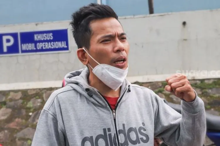 Ekspresi Penyanyi Januarisman atau Aris Idol diwawancarai awak media di Kawasan Tendean, Jakarta Selatan, Rabu (30/12/2020). [Suara.com/Alfian Winanto]
