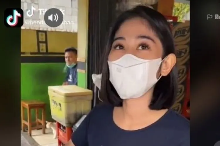 Foto-foto tukang bakso mirip Dian Sastrowardoyo/ Suara.com