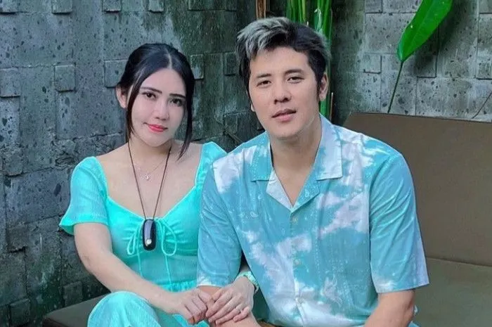 penyanyi dangdut Via Vallen resmi menikah dengan Chevra Yolandi