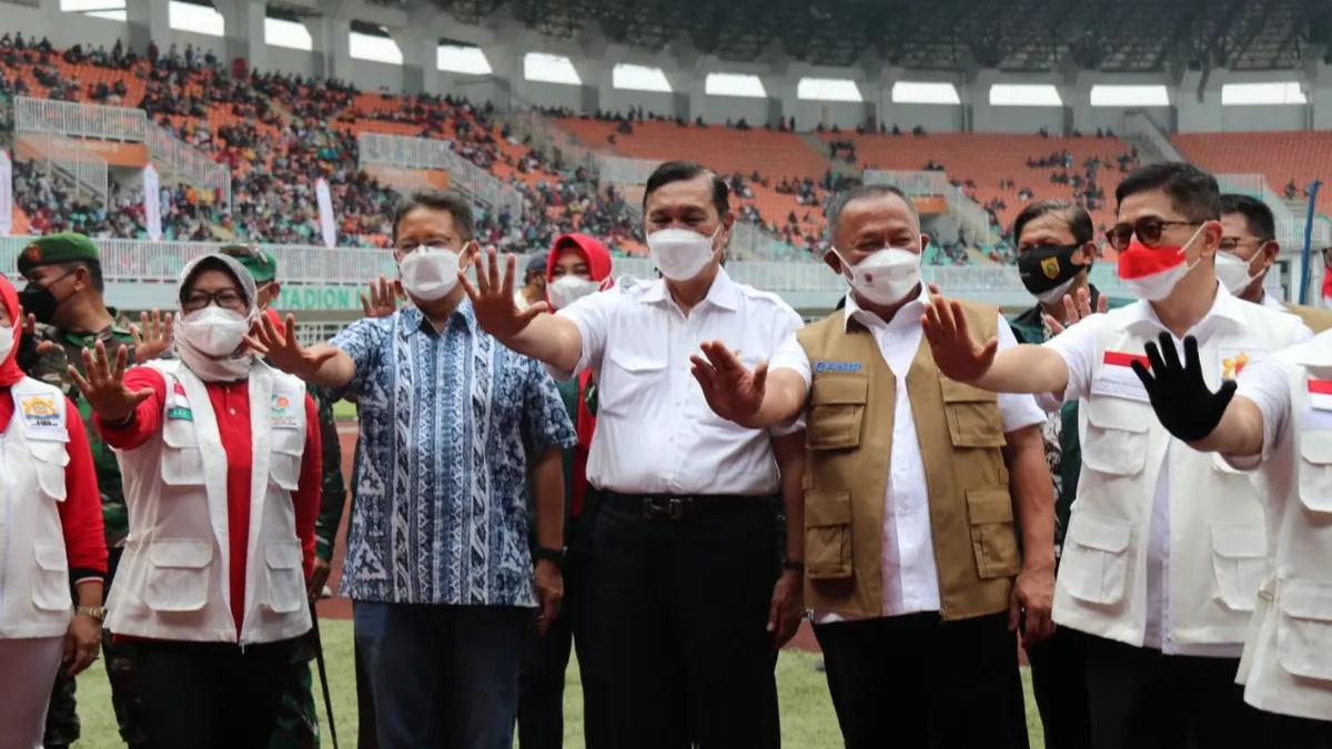 Menteri Koordinator Bidang Kemaritiman dan Investasi (Marivest) Luhut Binsar Pandjaitan, saat meninjau vaksinasi Covid-19 di Kabupaten Bogor