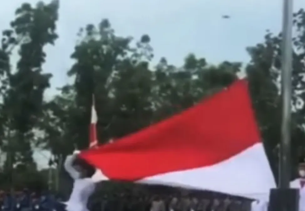 Viral Aksi Paskibaraka Manuver  Badan Ketika Bendera Merah Putih Tergulung /Tangkaplayar @pontianak_update
