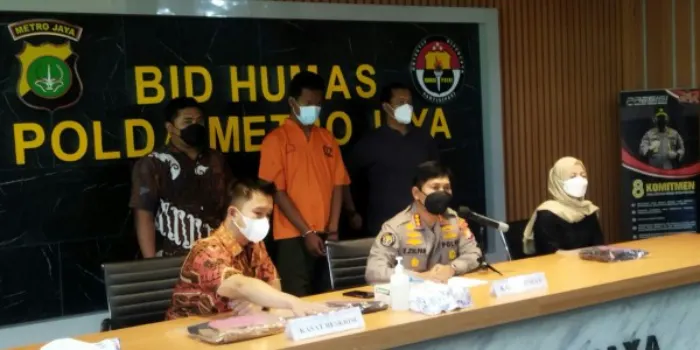 Jumpa pers pelaku pengancam penyebaran foto vulgar.
