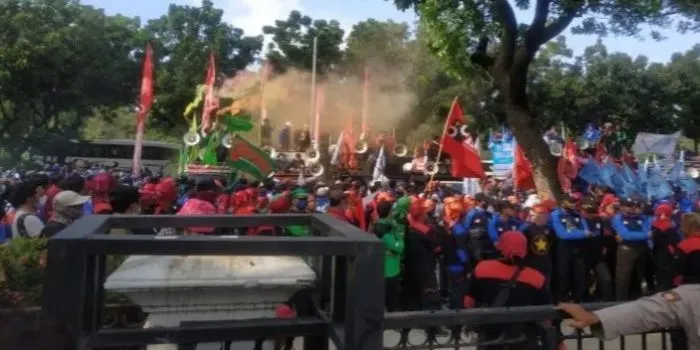 Massa buruh menggelar aksi di depan Gedung Balai Kota Jakarta menuntut kenaikan upah minimum provinsi (UMP) DKI Jakarta, Rabu (8/12/2021). 