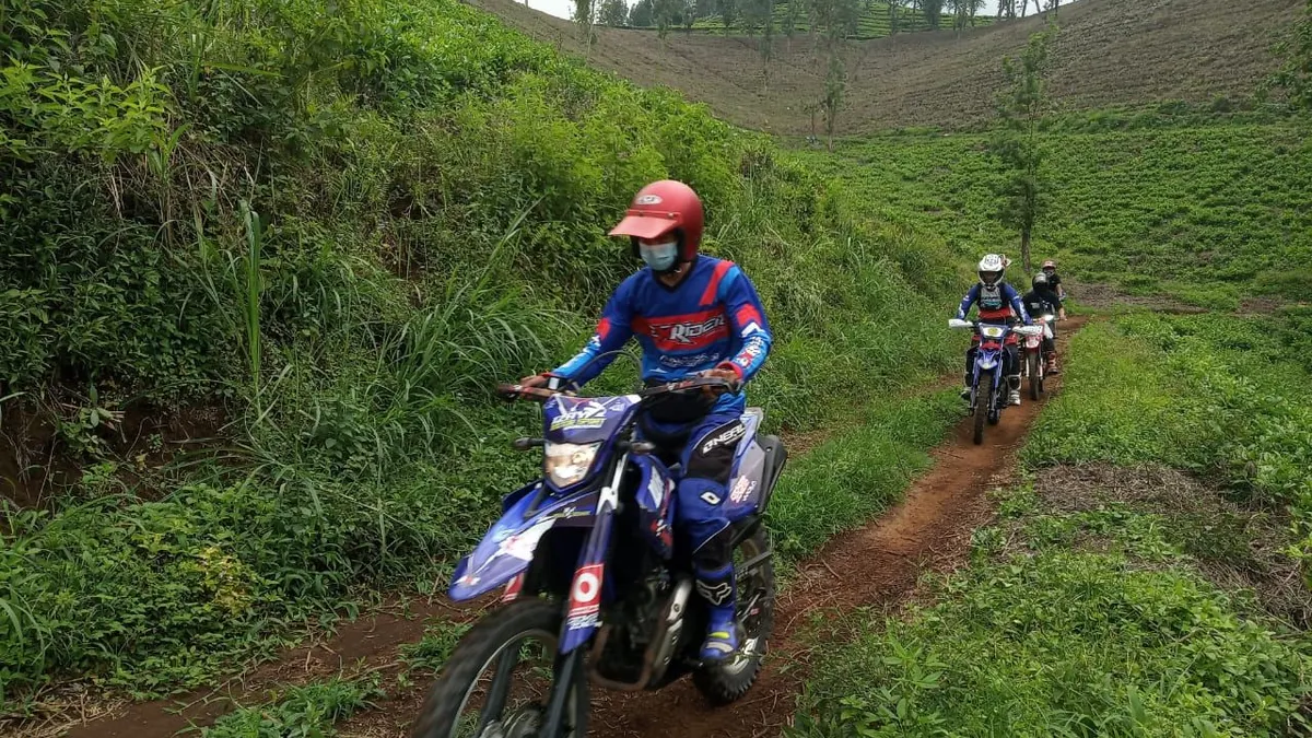 &ldquo;WR 155 R Community Adventure&rdquo;, Taklukan Trek Menantang di Bandung