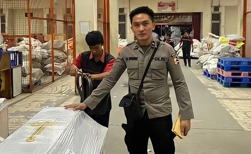 Potret Bripda LL Hutabarat alias Reza Hutabarat saat berada di samping peti jenazah sang kakak, Brigadir J.
