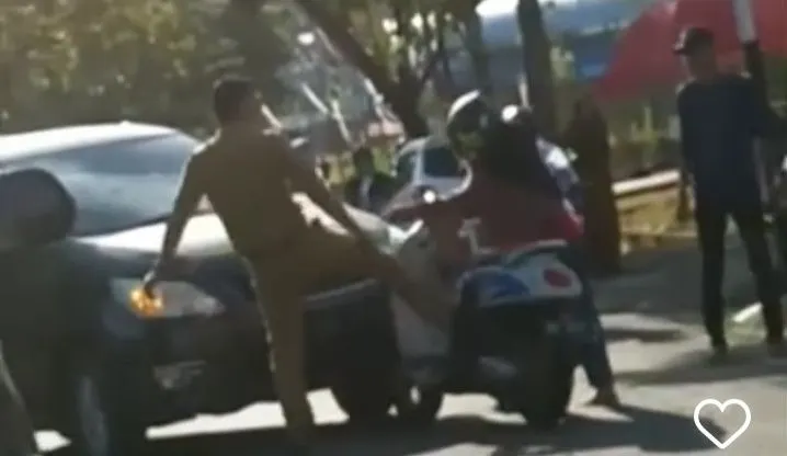 Viral Oknum ASN di Sinjai Tendang Motor Emak-emak hingga Terjatuh