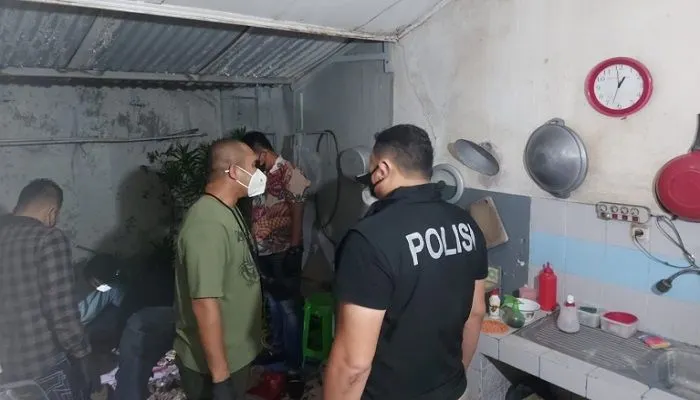 Polisi saat melakukan olah TKP di lokasi penemuan 4 mayat di Kalideres.