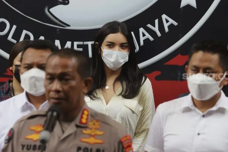 Selebgram Millen Cyrus (kedua kanan) dihadirkan saat rilis kasus dugaan penyalahgunaan psikotropika di Gedung Direktorat Reserse Narkoba Polda Metro Jaya, Jakarta, Senin (1/3/2021). [Suara.com/Angga Budhiyanto]
