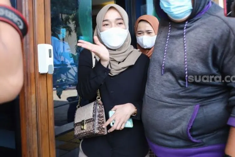 Istri Ayus Sabyan, Ririe Fairus keluar dari ruang sidang usai menjalani sidang perceraian di Pengadilan Agama Jakarta Utara, Rabu (17/3/2021). [Suara.com/Alfian Winanto]
