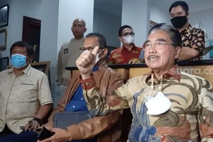 Hotma Sitompul menggelar jumpa pers, Selasa (6/4/2021) sore di kawasan Sunter, Jakarta Utara. Hotma menanggapi rencana laporan polisi oleh sang istri, Desiree Tarigan di Polres Jakarta Selatan, Rabu (6/4/2021) siang/ Suara.com